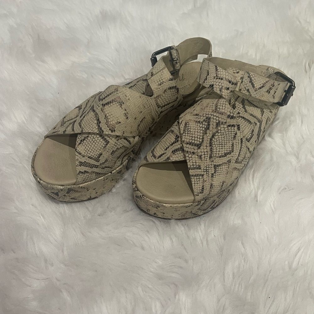 Amuse Society Matisse Runaway Snake Platform Sandal size 9